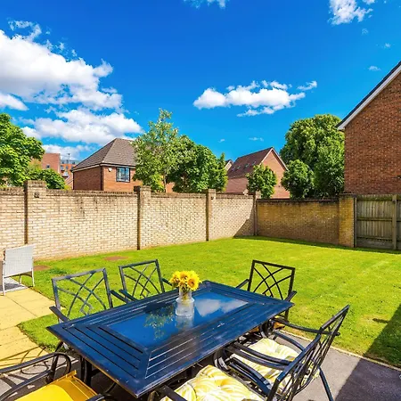 Stunning Riverside 3-Bed Home By 53 Degrees Property In Manchester With Garden & Free Parking!-3